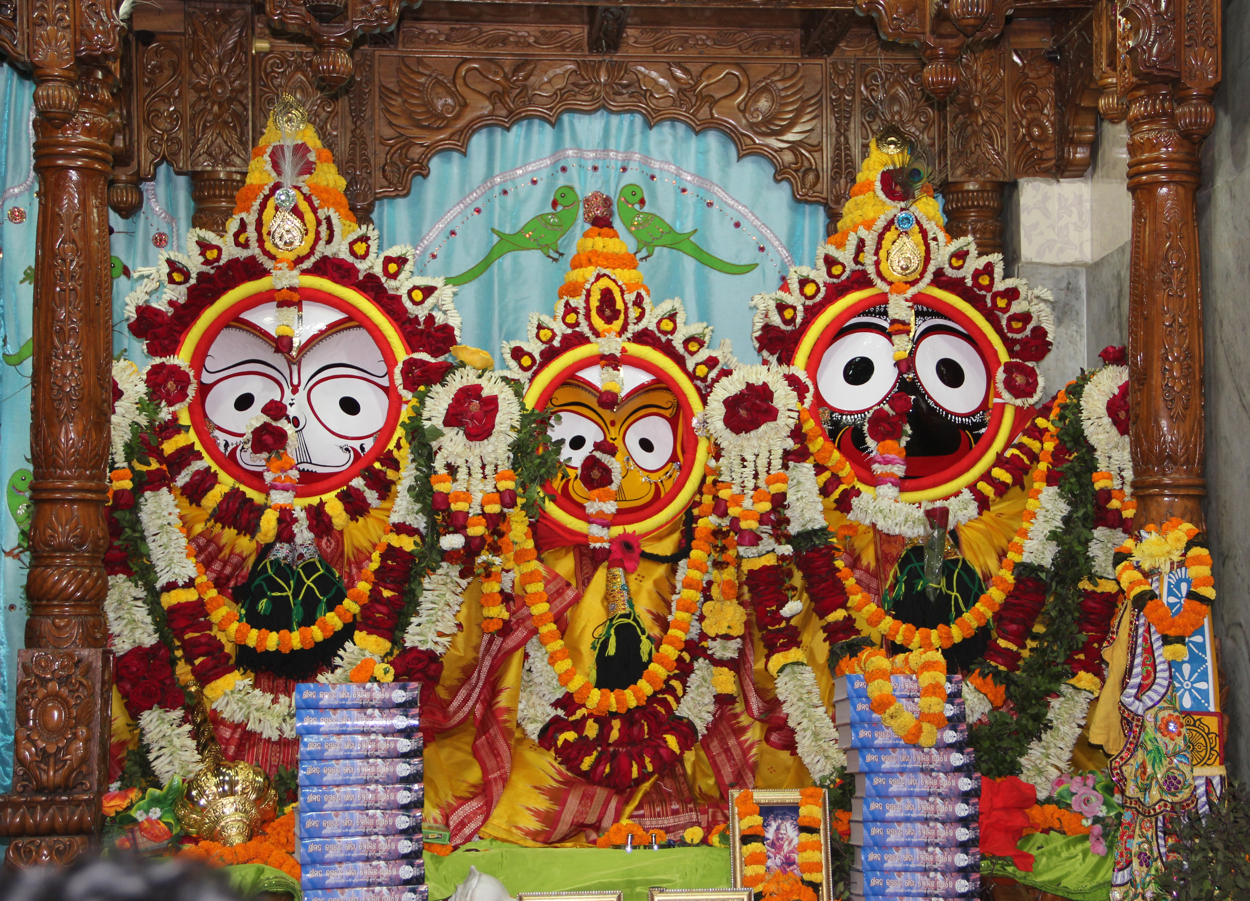 ISKCON_Temple_Bhubaneswar,_Lord_Jagannath,_Balabhadra,_Subhadra_01